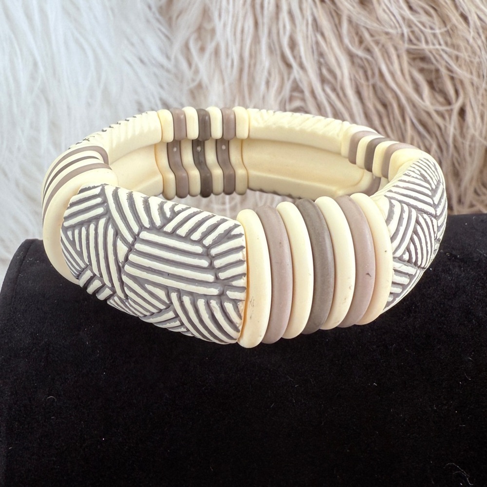 Beautiful, Bohemian, island beachy, chic stretch bracelet - Picture 4 of 9